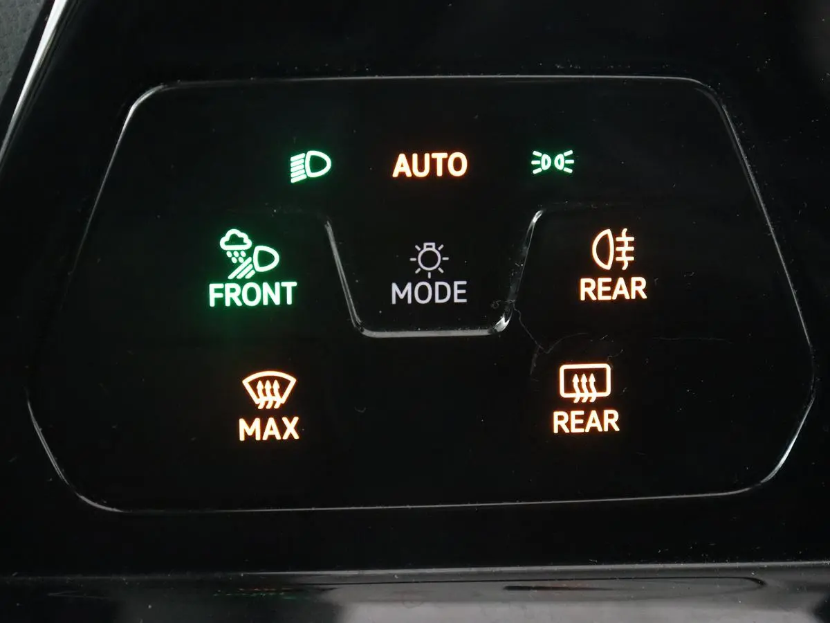 1.0 eTSI Life Business | Stoelverwarming | Massage | Carplay | Adaptive cruise | Sfeerverlichting | Navigatie | Park Assist | Getint glas | Full LED