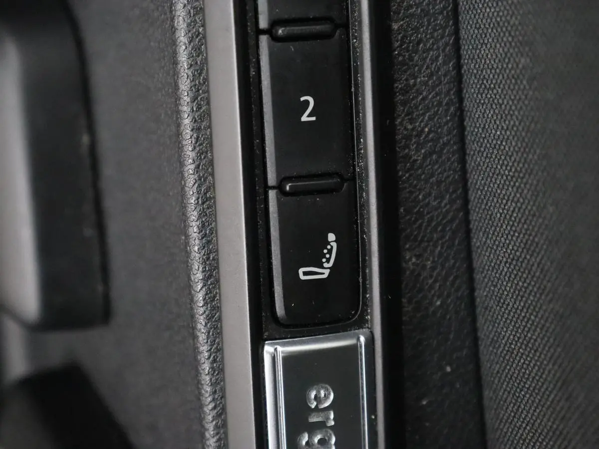 1.0 eTSI Life Business | Stoelverwarming | Massage | Carplay | Adaptive cruise | Sfeerverlichting | Navigatie | Park Assist | Getint glas | Full LED
