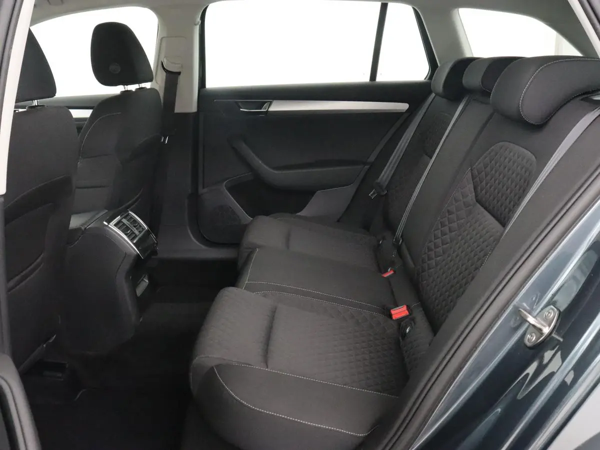 1.4 TSI iV Business Edition | Trekhaak | Stoel & stuurverwarming | Camera | Carplay | Memory | Navigatie | Full LED | Climate control | Parkeerhulp
