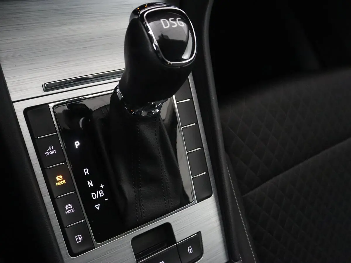 1.4 TSI iV Business Edition | Trekhaak | Stoel & stuurverwarming | Camera | Carplay | Memory | Navigatie | Full LED | Climate control | Parkeerhulp