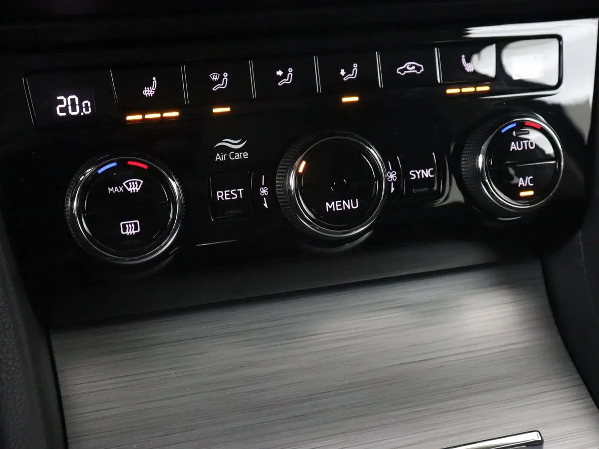 1.4 TSI iV Business Edition | Trekhaak | Stoel & stuurverwarming | Camera | Carplay | Memory | Navigatie | Full LED | Climate control | Parkeerhulp