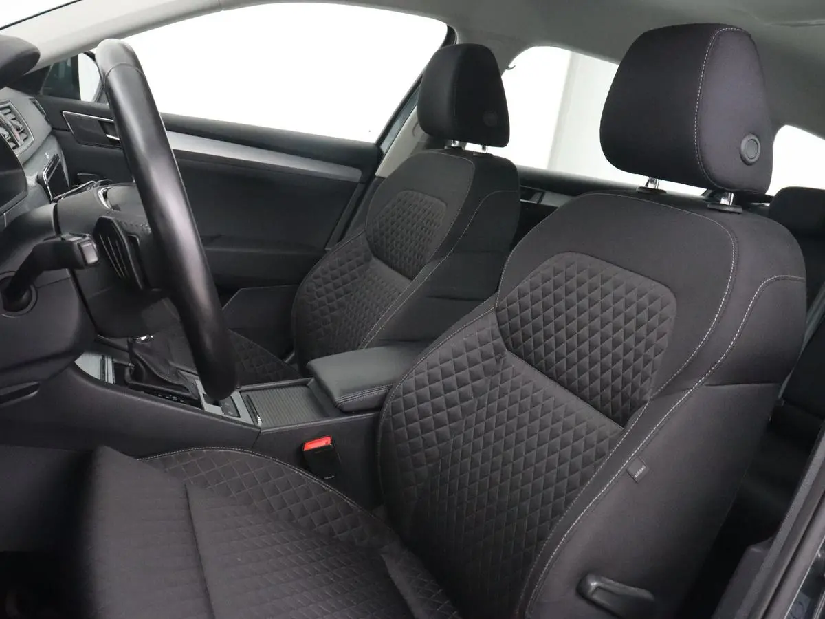 1.4 TSI iV Business Edition | Trekhaak | Stoel & stuurverwarming | Camera | Carplay | Memory | Navigatie | Full LED | Climate control | Parkeerhulp