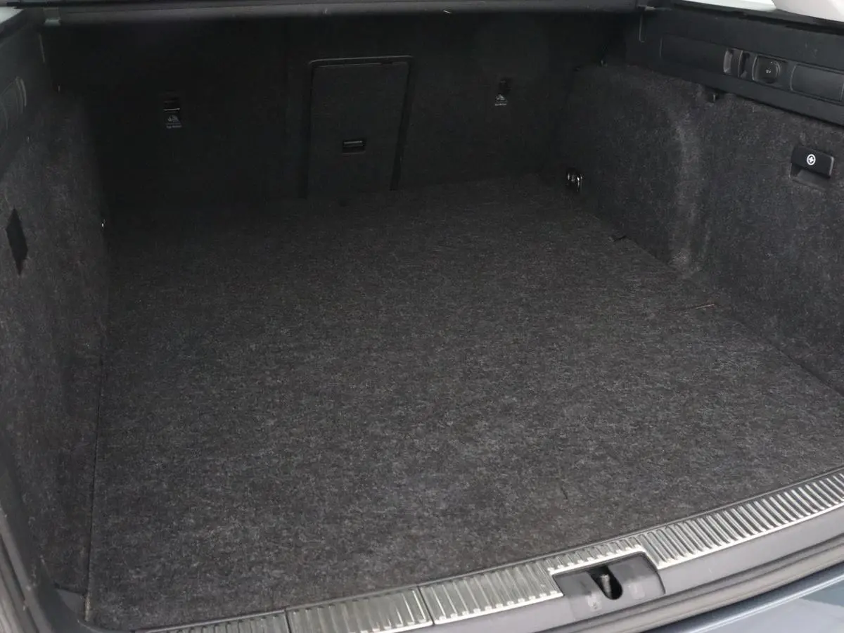 1.4 TSI iV Business Edition | Trekhaak | Stoel & stuurverwarming | Camera | Carplay | Memory | Navigatie | Full LED | Climate control | Parkeerhulp