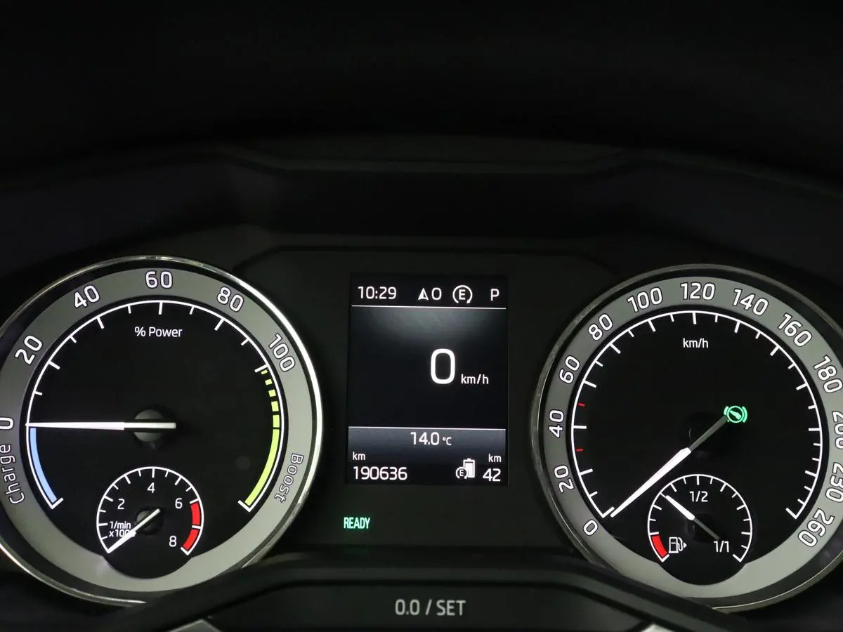 1.4 TSI iV Business Edition | Trekhaak | Stoel & stuurverwarming | Camera | Carplay | Memory | Navigatie | Full LED | Climate control | Parkeerhulp