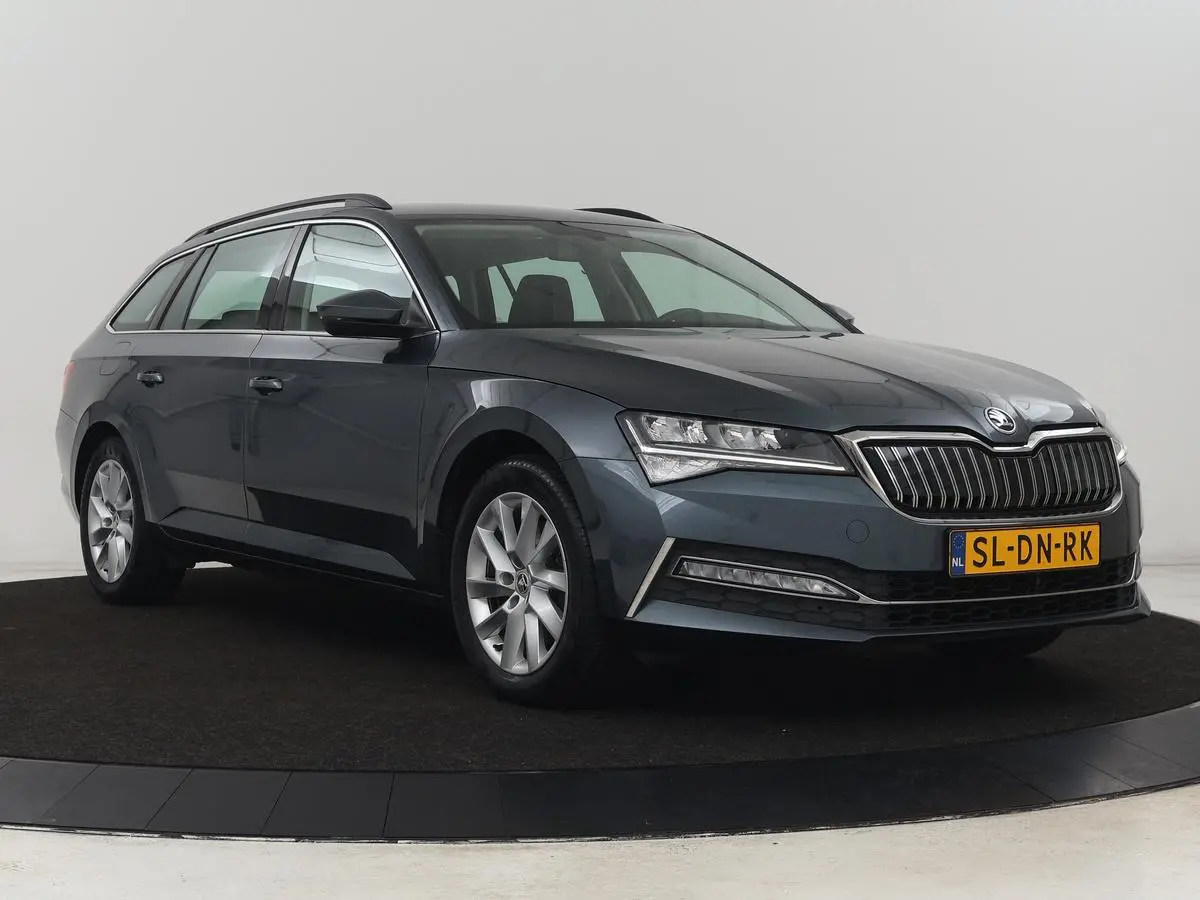 1.4 TSI iV Business Edition | Trekhaak | Stoel & stuurverwarming | Camera | Carplay | Memory | Navigatie | Full LED | Climate control | Parkeerhulp