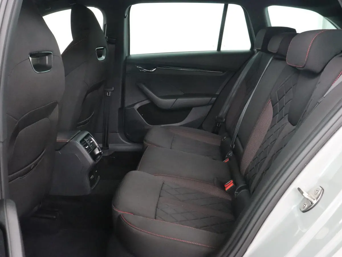 1.4 TSI RS iV PHEV Business | Stoelverwarming | Adaptive cruise | Matrix LED | Side Assist | Camera | Carplay | Navigatie | Sfeerverlichting | Virtual Cockpit | Sportstoelen | Plug In