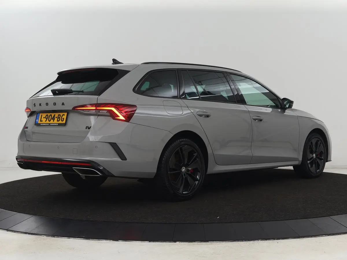 1.4 TSI RS iV PHEV Business | Stoelverwarming | Adaptive cruise | Matrix LED | Side Assist | Camera | Carplay | Navigatie | Sfeerverlichting | Virtual Cockpit | Sportstoelen | Plug In