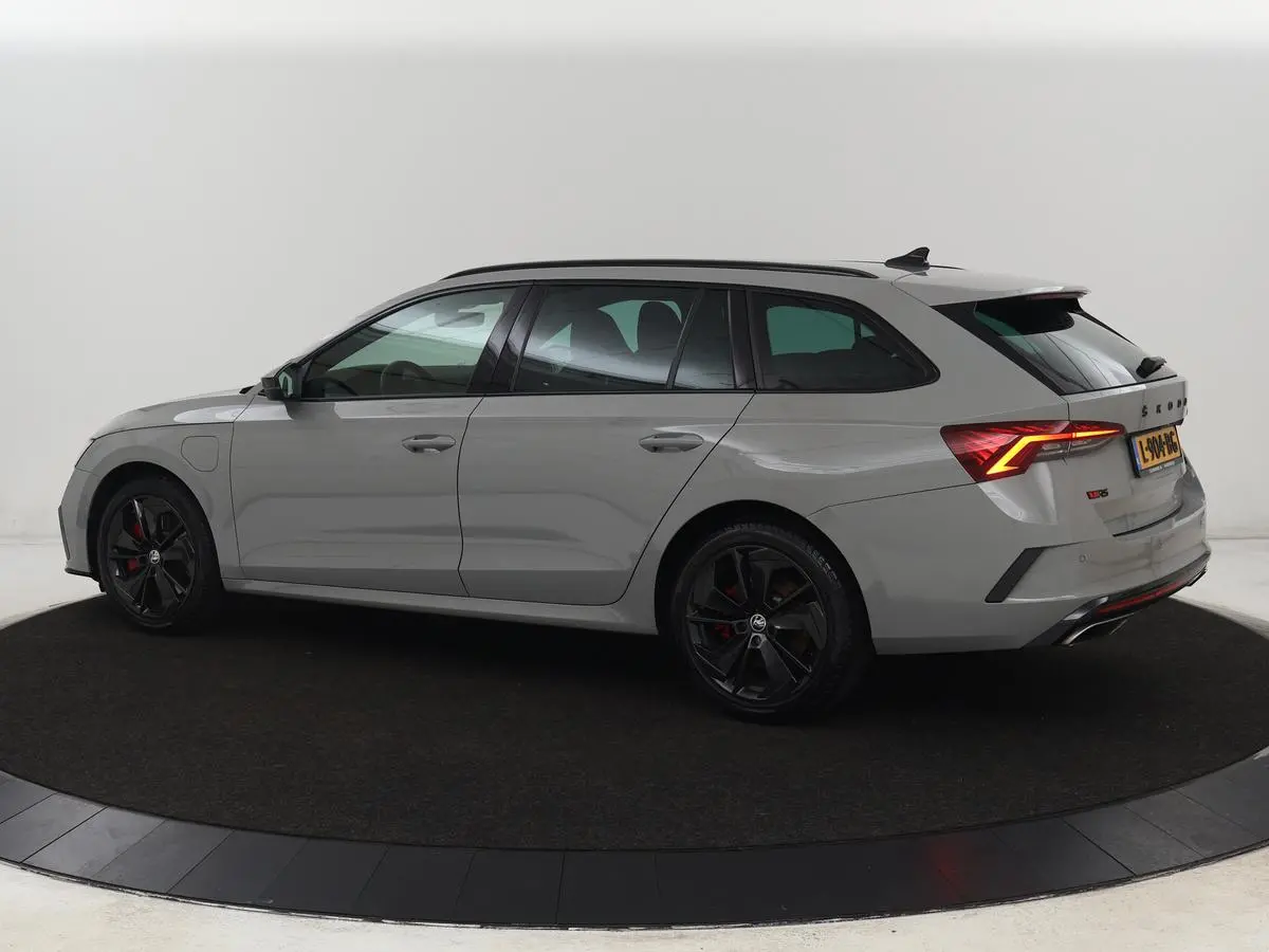 1.4 TSI RS iV PHEV Business | Stoelverwarming | Adaptive cruise | Matrix LED | Side Assist | Camera | Carplay | Navigatie | Sfeerverlichting | Virtual Cockpit | Sportstoelen | Plug In