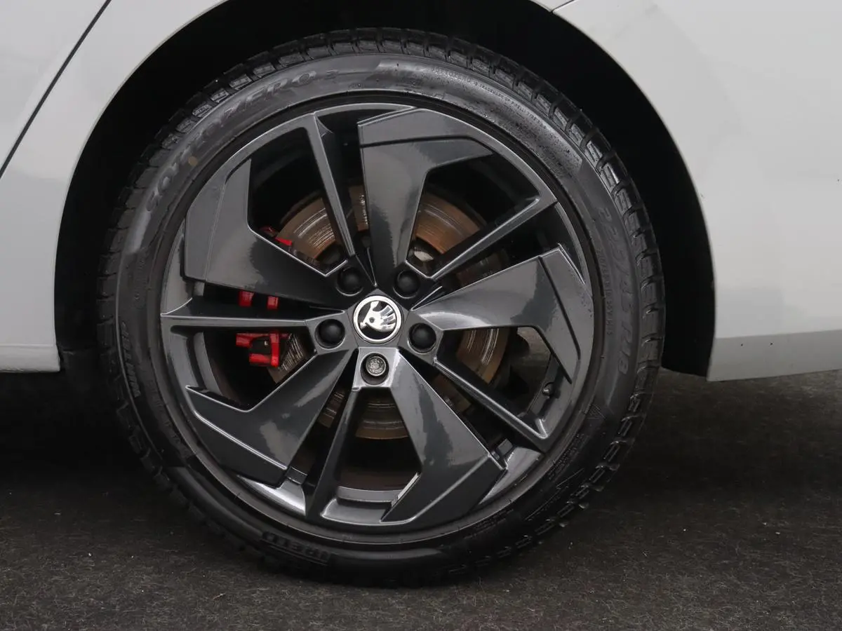 1.4 TSI RS iV PHEV Business | Stoelverwarming | Adaptive cruise | Matrix LED | Side Assist | Camera | Carplay | Navigatie | Sfeerverlichting | Virtual Cockpit | Sportstoelen | Plug In