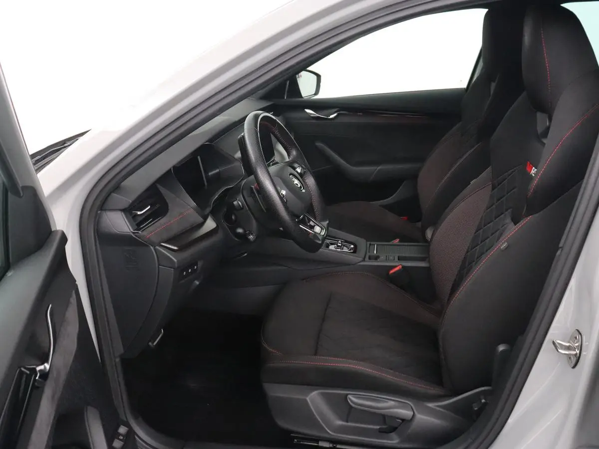 1.4 TSI RS iV PHEV Business | Stoelverwarming | Adaptive cruise | Matrix LED | Side Assist | Camera | Carplay | Navigatie | Sfeerverlichting | Virtual Cockpit | Sportstoelen | Plug In