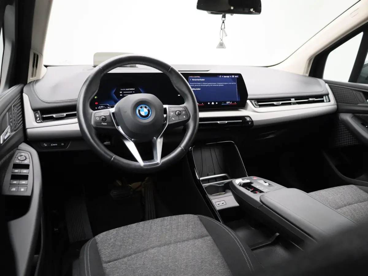 230e xDrive | AUTOMAAT | TREKHAAK | HEAD-UP DISPLAY | 360 CAMERA | NAVIGATIE | MEMORY STOELEN | STOELVERWARMING |