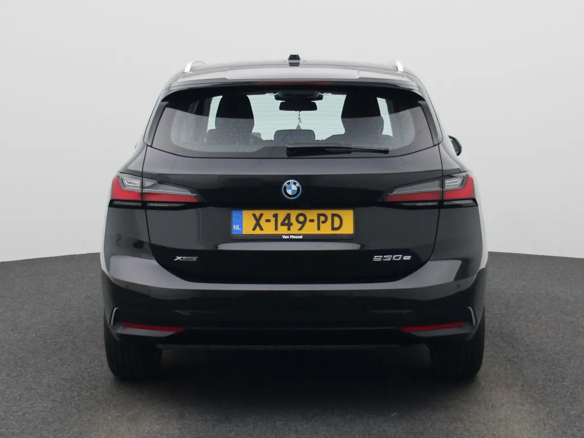 230e xDrive | AUTOMAAT | TREKHAAK | HEAD-UP DISPLAY | 360 CAMERA | NAVIGATIE | MEMORY STOELEN | STOELVERWARMING |