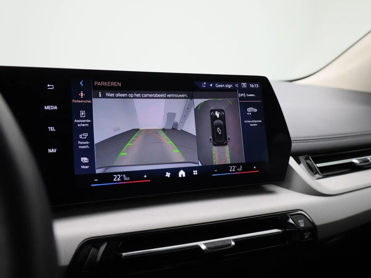 230e xDrive | AUTOMAAT | TREKHAAK | HEAD-UP DISPLAY | 360 CAMERA | NAVIGATIE | MEMORY STOELEN | STOELVERWARMING |