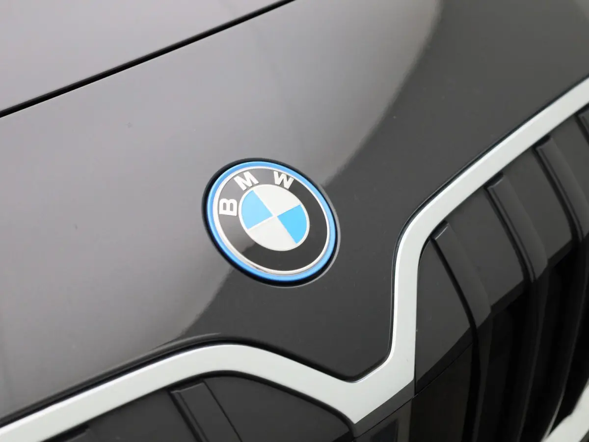 230e xDrive | AUTOMAAT | TREKHAAK | HEAD-UP DISPLAY | 360 CAMERA | NAVIGATIE | MEMORY STOELEN | STOELVERWARMING |