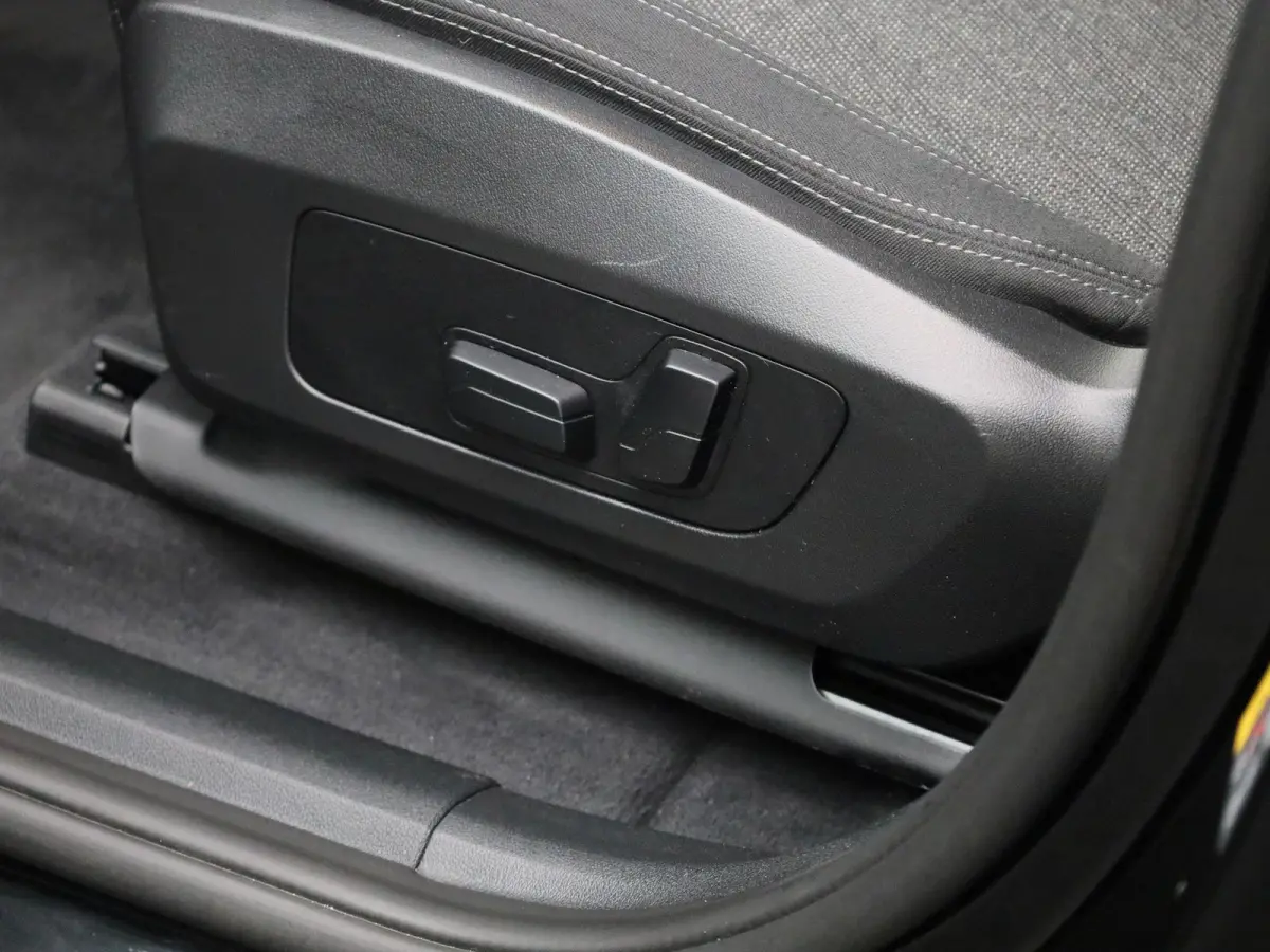 230e xDrive | AUTOMAAT | TREKHAAK | HEAD-UP DISPLAY | 360 CAMERA | NAVIGATIE | MEMORY STOELEN | STOELVERWARMING |