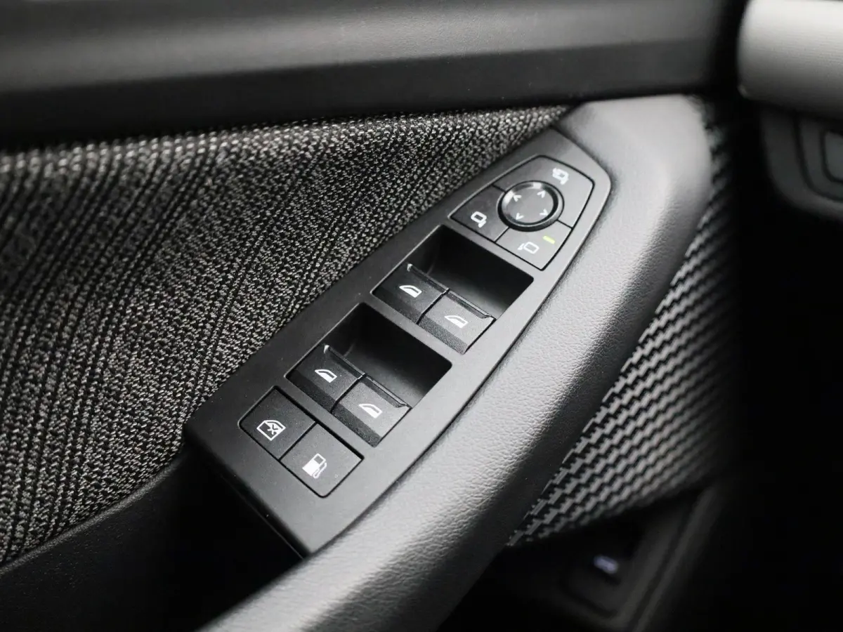 230e xDrive | AUTOMAAT | TREKHAAK | HEAD-UP DISPLAY | 360 CAMERA | NAVIGATIE | MEMORY STOELEN | STOELVERWARMING |