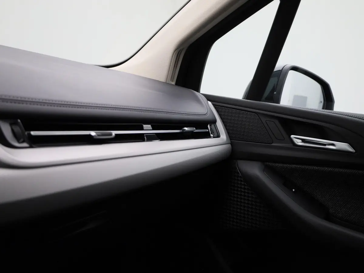 230e xDrive | AUTOMAAT | TREKHAAK | HEAD-UP DISPLAY | 360 CAMERA | NAVIGATIE | MEMORY STOELEN | STOELVERWARMING |