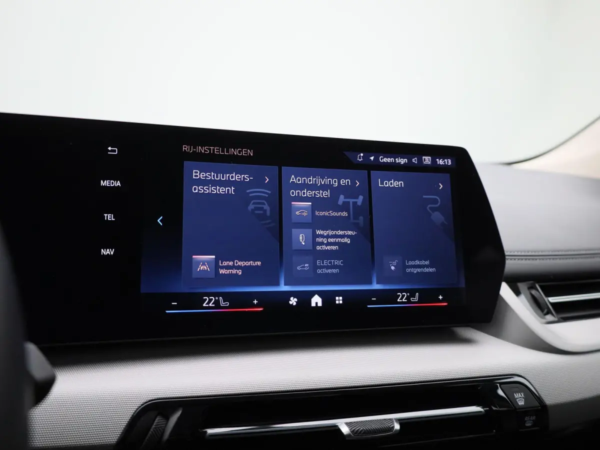 230e xDrive | AUTOMAAT | TREKHAAK | HEAD-UP DISPLAY | 360 CAMERA | NAVIGATIE | MEMORY STOELEN | STOELVERWARMING |