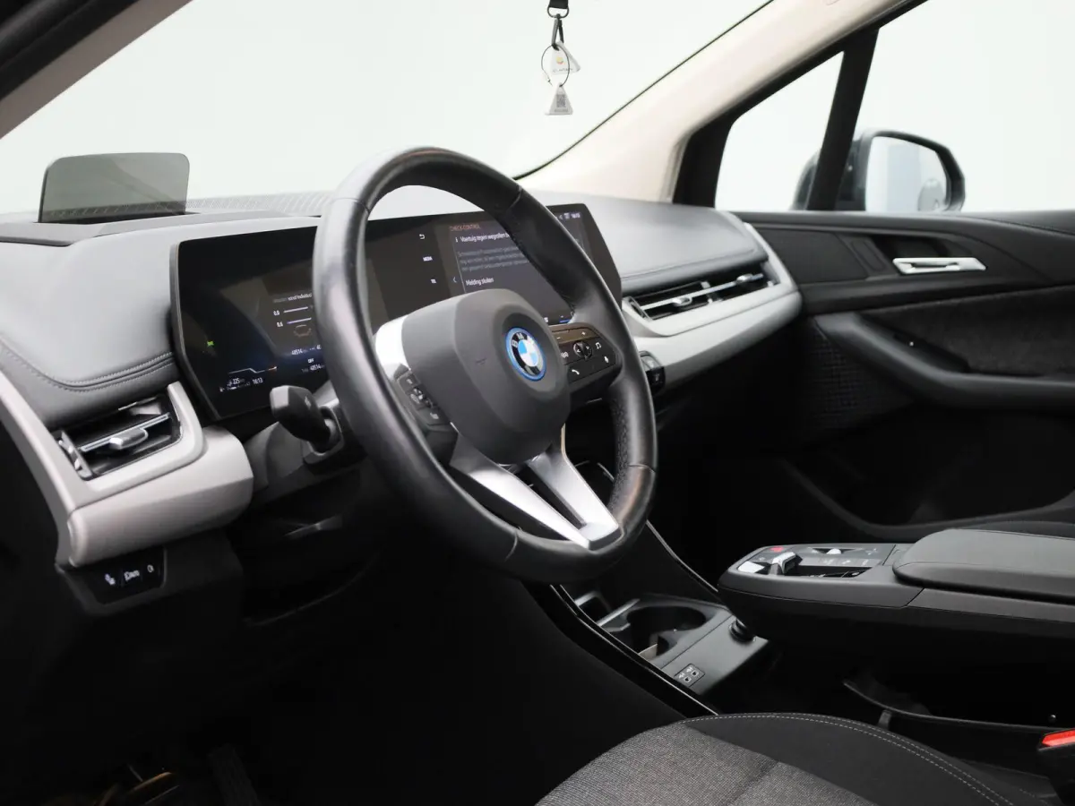 230e xDrive | AUTOMAAT | TREKHAAK | HEAD-UP DISPLAY | 360 CAMERA | NAVIGATIE | MEMORY STOELEN | STOELVERWARMING |