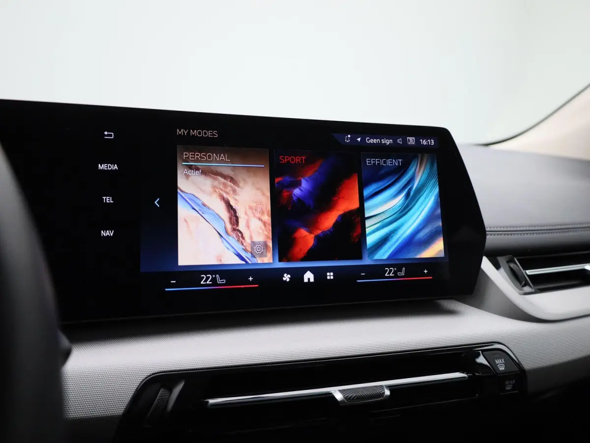 230e xDrive | AUTOMAAT | TREKHAAK | HEAD-UP DISPLAY | 360 CAMERA | NAVIGATIE | MEMORY STOELEN | STOELVERWARMING |