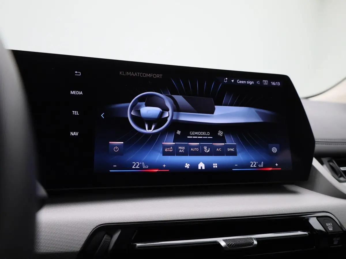 230e xDrive | AUTOMAAT | TREKHAAK | HEAD-UP DISPLAY | 360 CAMERA | NAVIGATIE | MEMORY STOELEN | STOELVERWARMING |