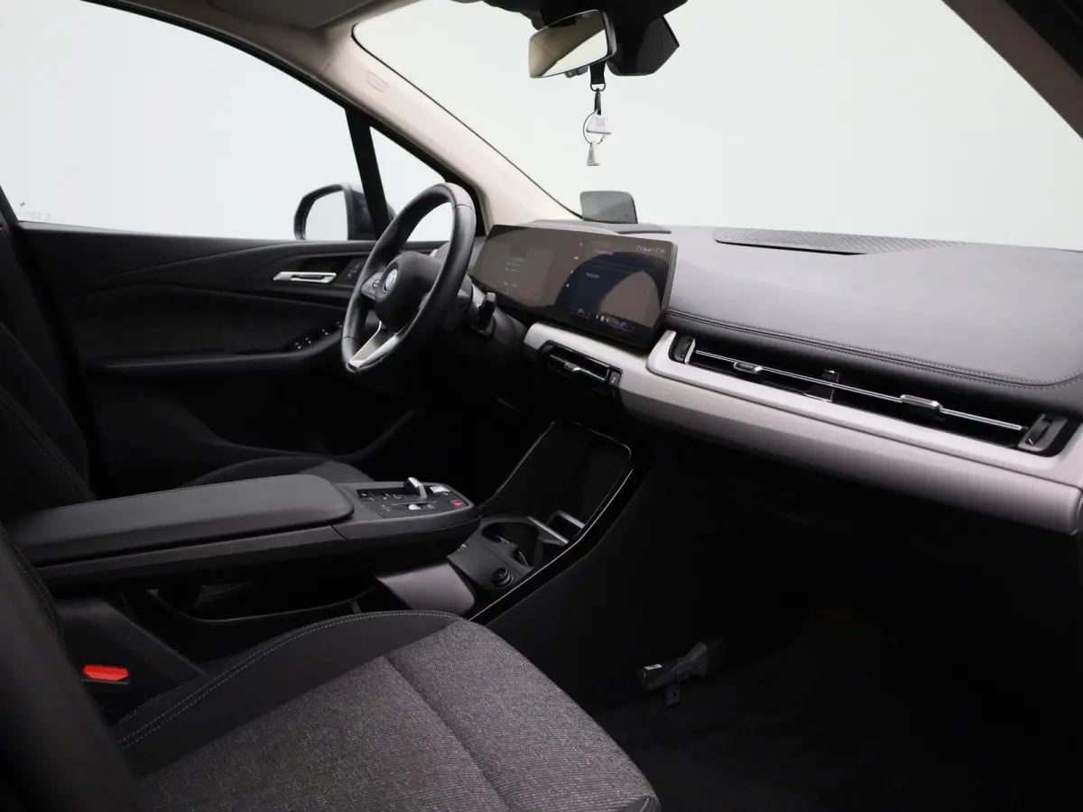 230e xDrive | AUTOMAAT | TREKHAAK | HEAD-UP DISPLAY | 360 CAMERA | NAVIGATIE | MEMORY STOELEN | STOELVERWARMING |