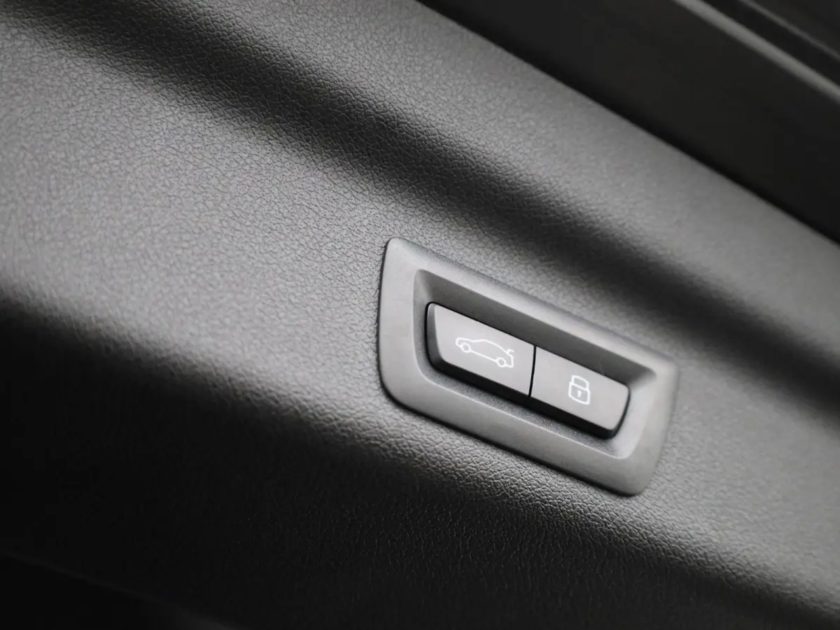 230e xDrive | AUTOMAAT | TREKHAAK | HEAD-UP DISPLAY | 360 CAMERA | NAVIGATIE | MEMORY STOELEN | STOELVERWARMING |