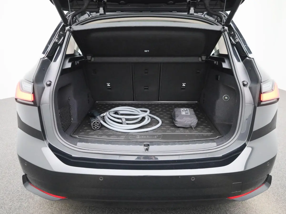 230e xDrive | AUTOMAAT | TREKHAAK | HEAD-UP DISPLAY | 360 CAMERA | NAVIGATIE | MEMORY STOELEN | STOELVERWARMING |
