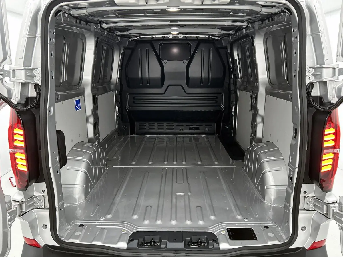 2.0 TDI L1H1 28 Life | BPM VRIJ | 70 Liter tank | Apple carplay / Andriod carplay | Handgeschakeld | Trekhaak |