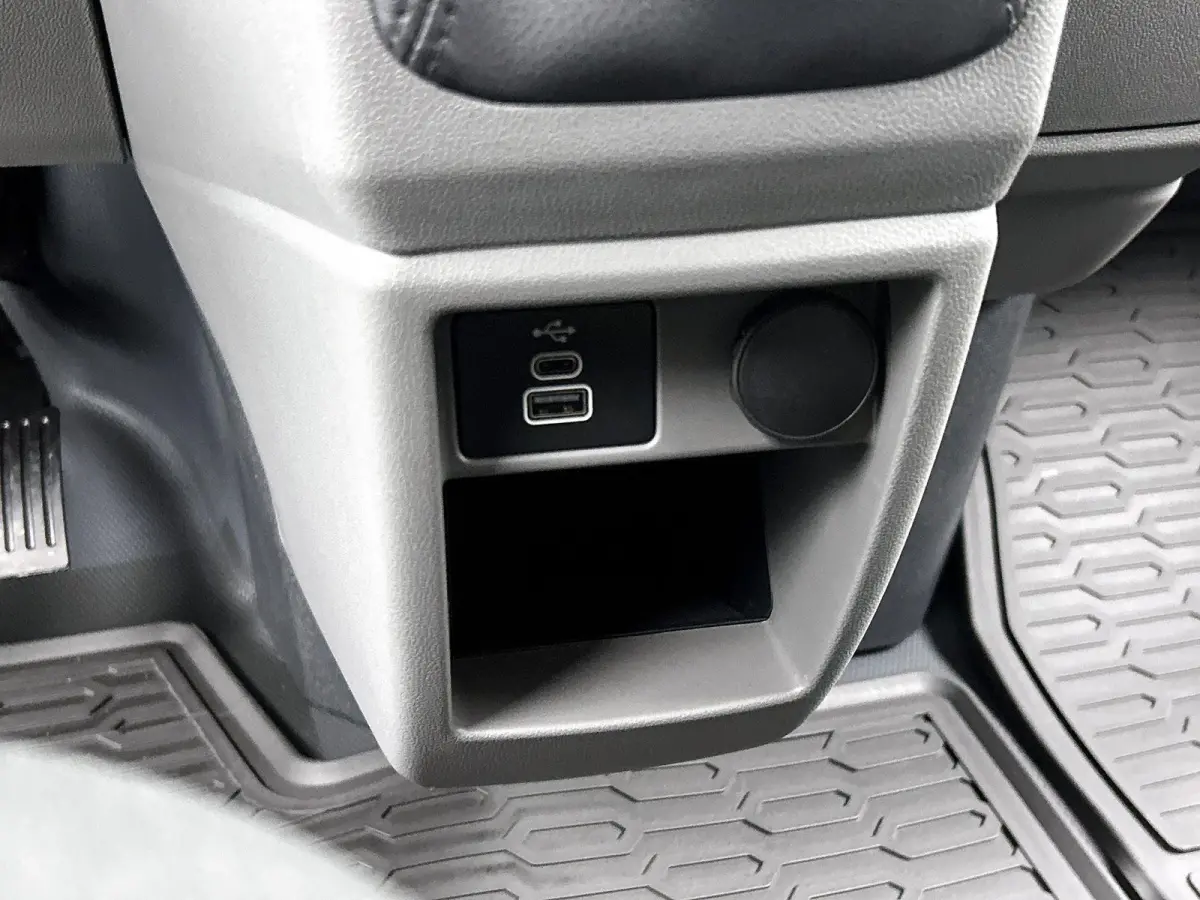 2.0 TDI L1H1 28 Life | BPM VRIJ | 70 Liter tank | Apple carplay / Andriod carplay | Handgeschakeld | Trekhaak |