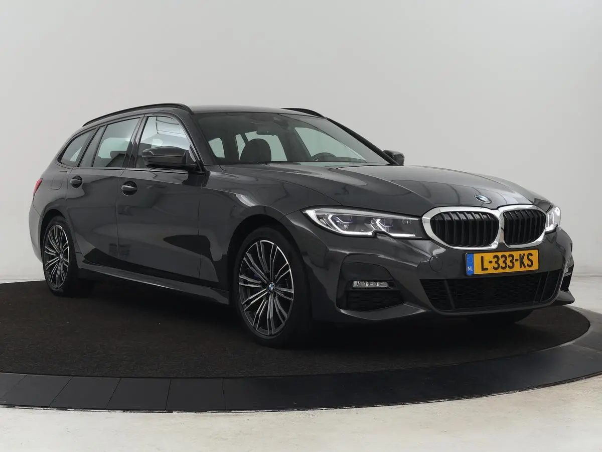 330e M Sport | Leder | Stoelverwarming | Carplay | Sportstoelen | Laserlicht | Live Cockpit | Sfeerverlichting | Navigatie | Parkeerhulp | Climate control | Bluetooth | Cruise control