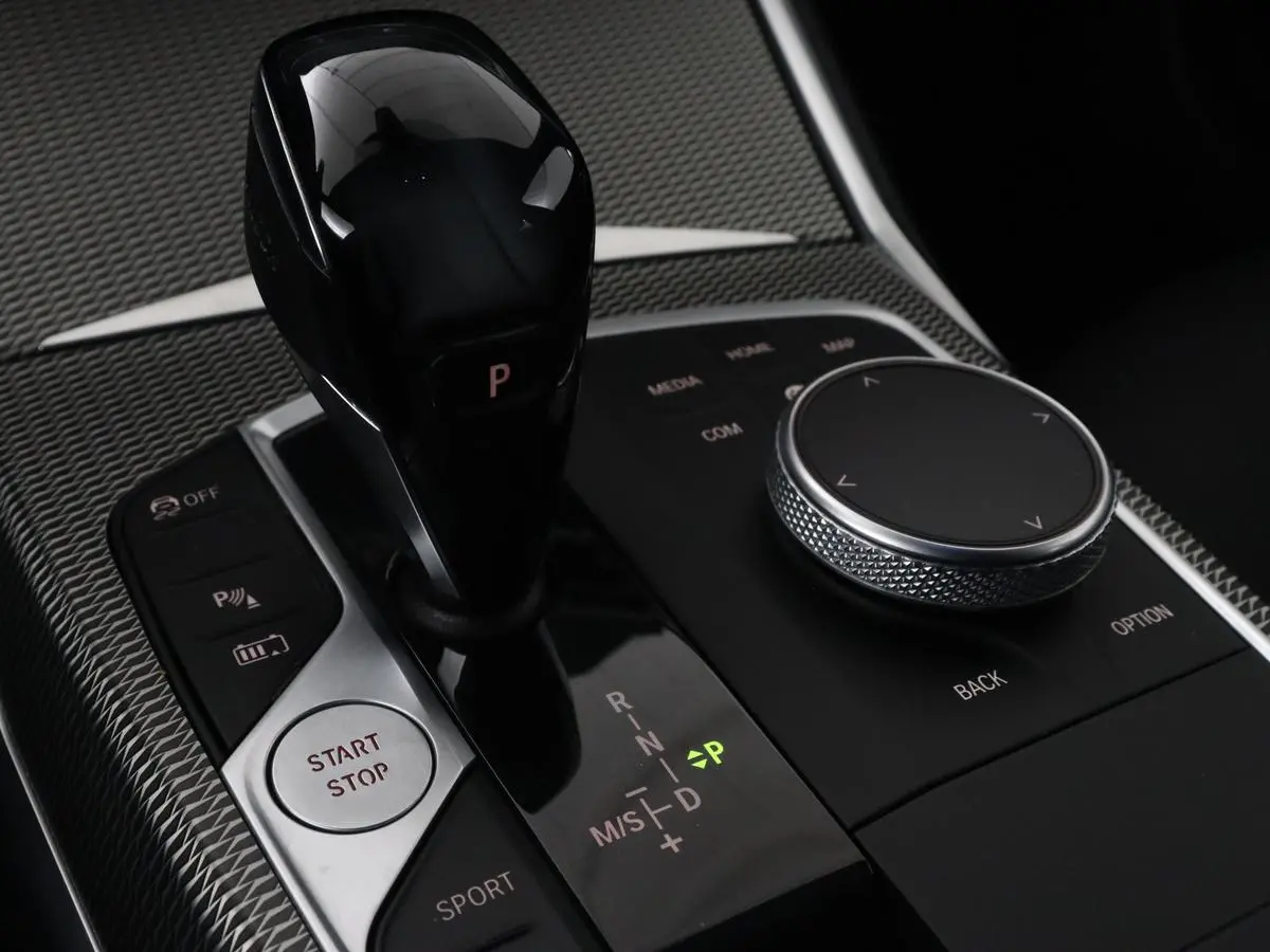 330e M Sport | Leder | Stoelverwarming | Carplay | Sportstoelen | Laserlicht | Live Cockpit | Sfeerverlichting | Navigatie | Parkeerhulp | Climate control | Bluetooth | Cruise control