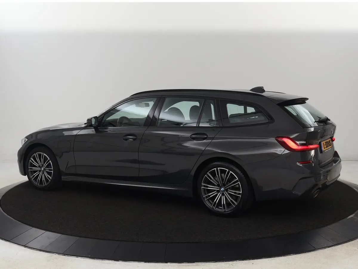 330e M Sport | Leder | Stoelverwarming | Carplay | Sportstoelen | Laserlicht | Live Cockpit | Sfeerverlichting | Navigatie | Parkeerhulp | Climate control | Bluetooth | Cruise control