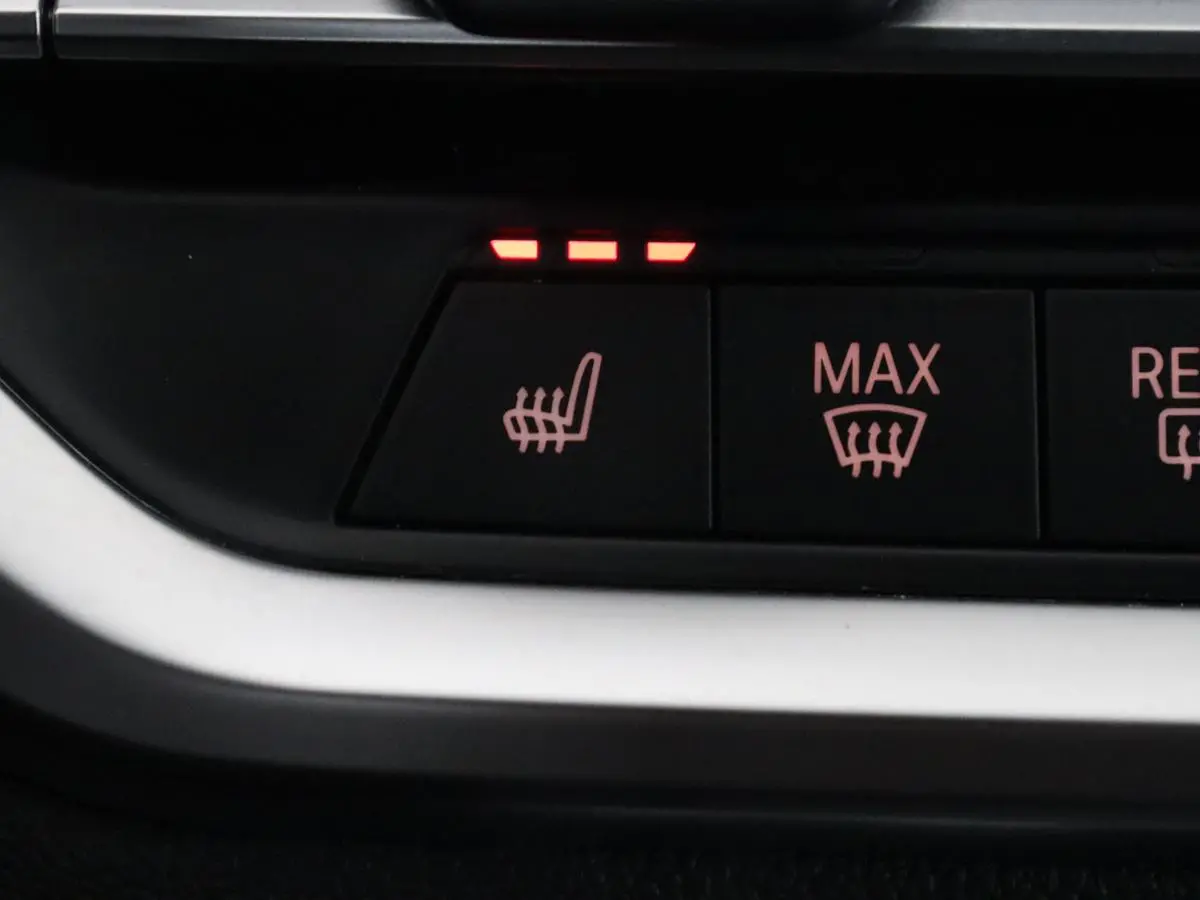 330e M Sport | Leder | Stoelverwarming | Carplay | Sportstoelen | Laserlicht | Live Cockpit | Sfeerverlichting | Navigatie | Parkeerhulp | Climate control | Bluetooth | Cruise control
