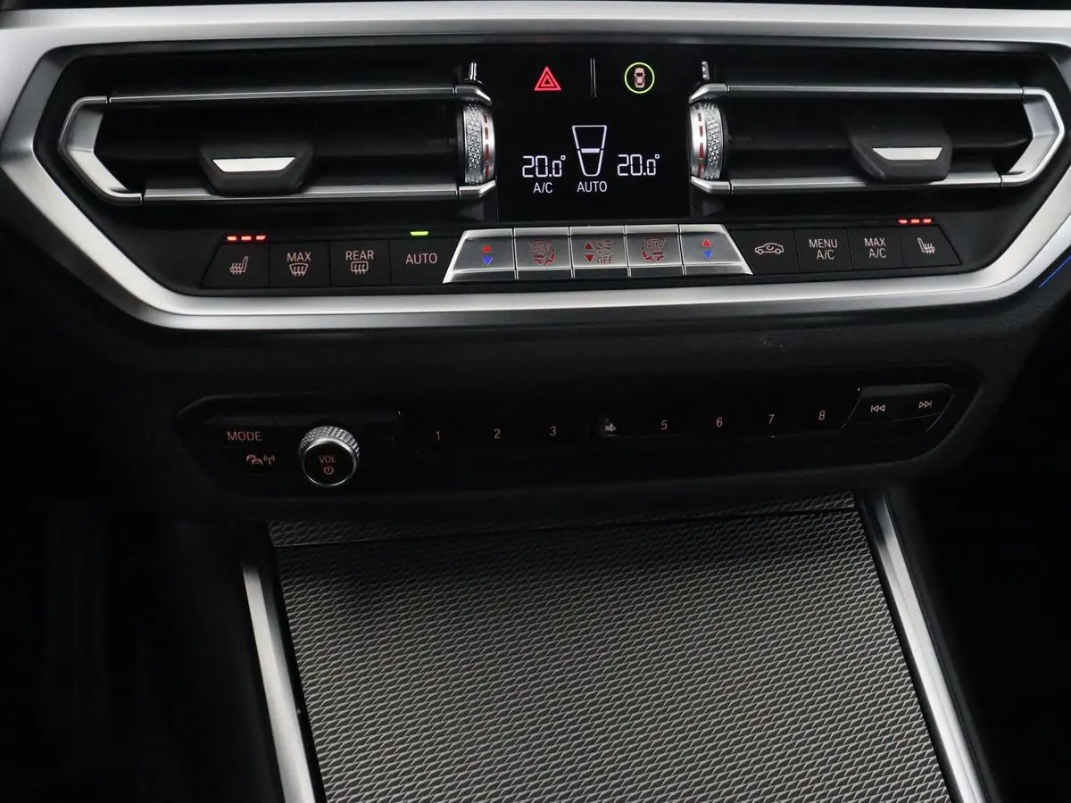 330e M Sport | Leder | Stoelverwarming | Carplay | Sportstoelen | Laserlicht | Live Cockpit | Sfeerverlichting | Navigatie | Parkeerhulp | Climate control | Bluetooth | Cruise control