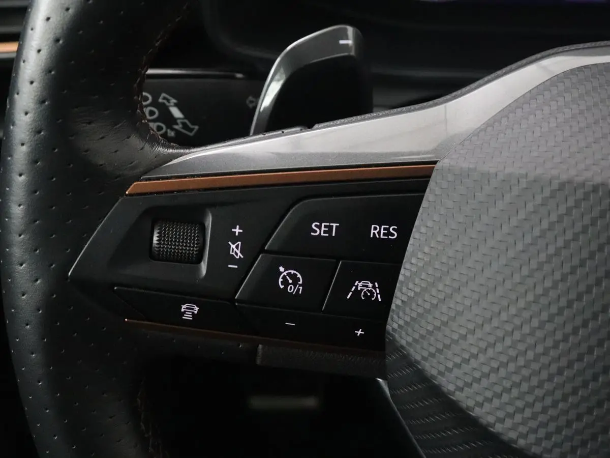 1.4 eHybrid VZ | 245pk | Panoramadak | Stoelverwarming | Camera | Carplay | Adaptive cruise | Keyless | Navigatie | 19'' | Sportstoelen | Full LED | PHEV | Plug In