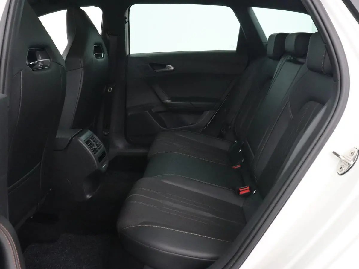 1.4 eHybrid VZ | 245pk | Panoramadak | Stoelverwarming | Camera | Carplay | Adaptive cruise | Keyless | Navigatie | 19'' | Sportstoelen | Full LED | PHEV | Plug In