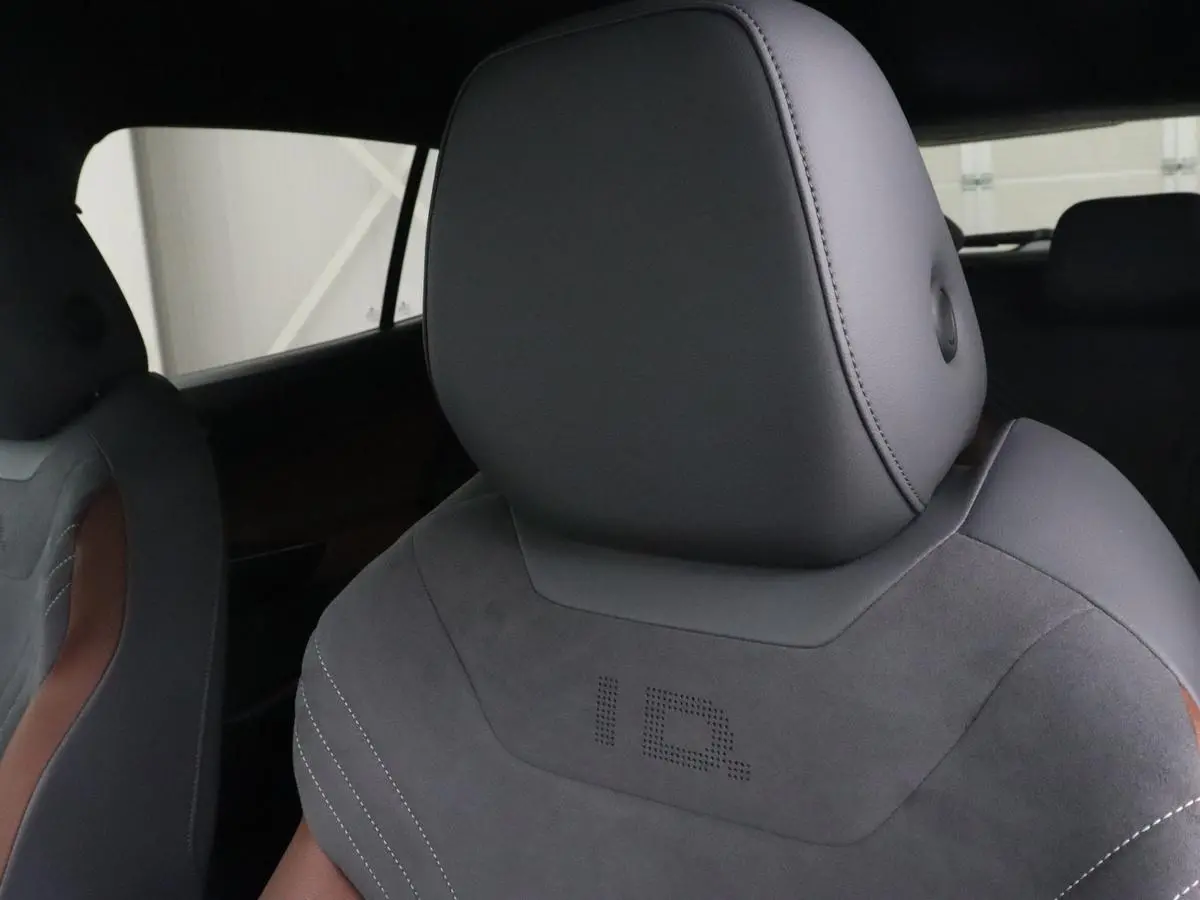 ID.4 First 77 kWh | Stoel & stuurverwarming | Camera | Carplay | Adaptive cruise | Half leder | 20'' | Navigatie | DAB | Sfeerverlichting