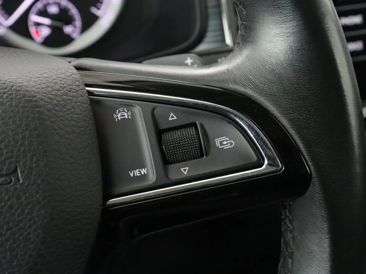 1.5 TSI Limited Business Edition 7-persoons | Panoramadak | Adaptive cruise | Trekhaak | Stoelverwarming | Leder/Alcantara | Canton Sound | Keyless | Camera | Carplay | 19'' | Navigatie