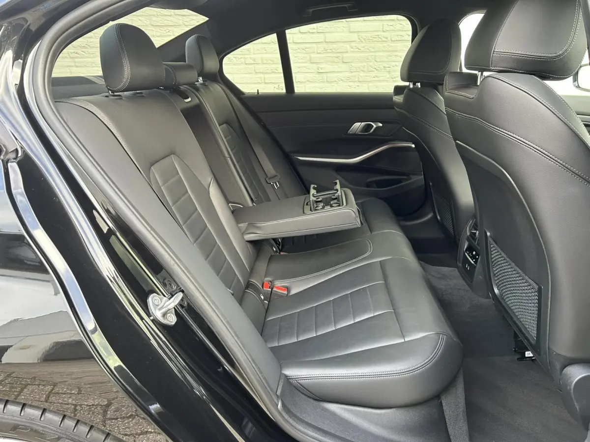 318i Business Edition M-Sport Full Led Carplay Automaat Digital Dash Camera Leder Cruise Navi