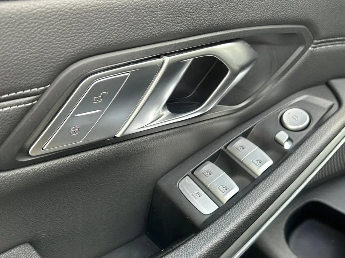 318i Business Edition M-Sport Full Led Carplay Automaat Digital Dash Camera Leder Cruise Navi