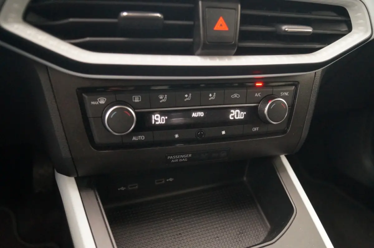 1.0 TSI Style Limited -ECC-PDC-CRUISE-
