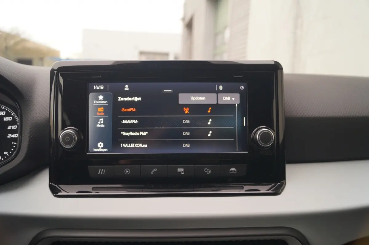 1.0 TSI Style Limited -ECC-PDC-CRUISE-