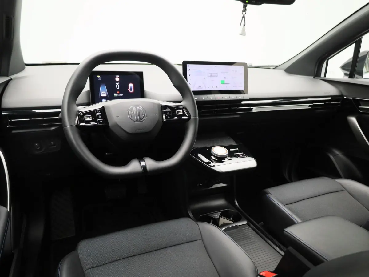 Long Range Luxury 64 kWh | WLTP 435 KM | Navigatie | 18"LMV | Achter Spoiler | Apple Carplay | ACC | ECC | DAB+ | Stoel + Stuur verwarming | BTW Auto |