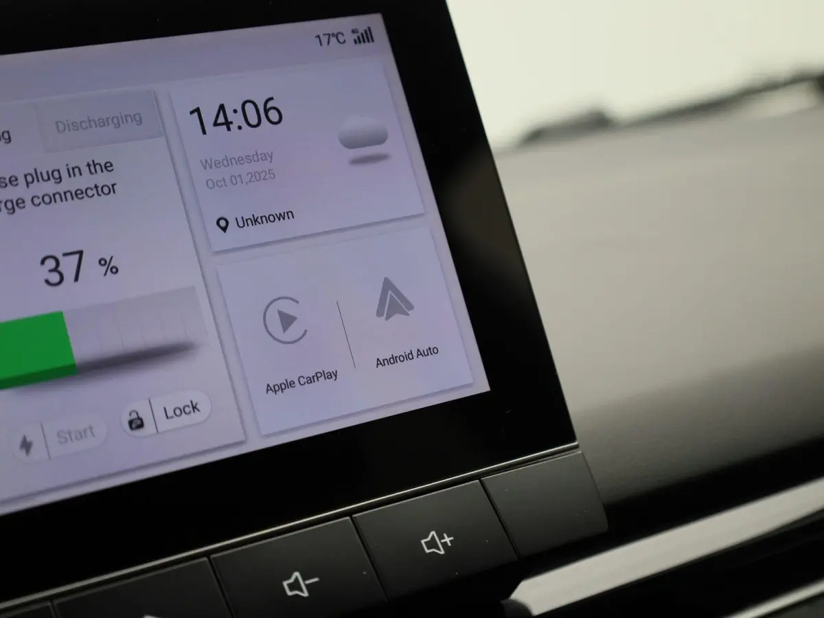 Long Range Luxury 64 kWh | WLTP 435 KM | Navigatie | 18"LMV | Achter Spoiler | Apple Carplay | ACC | ECC | DAB+ | Stoel + Stuur verwarming | BTW Auto |