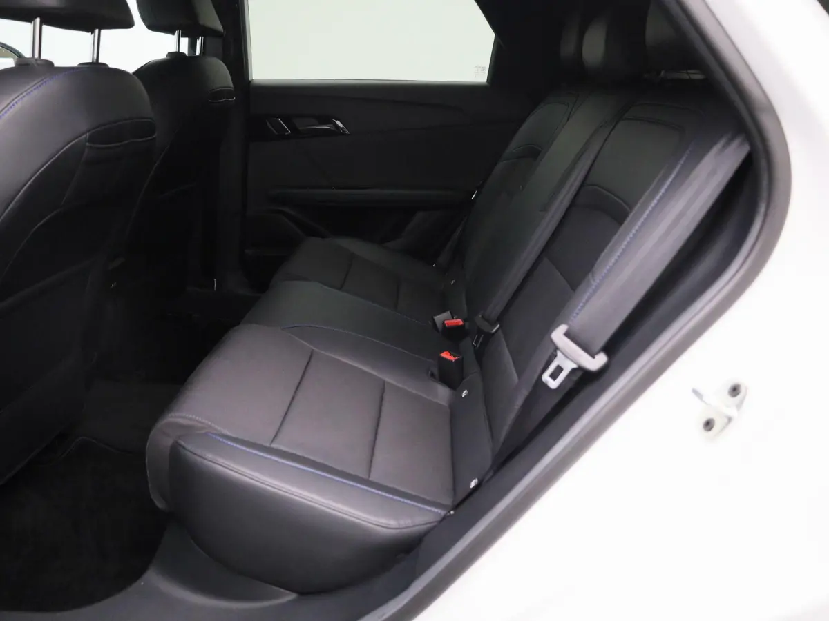 Long Range Luxury 64 kWh | WLTP 435 KM | Navigatie | 18"LMV | Achter Spoiler | Apple Carplay | ACC | ECC | DAB+ | Stoel + Stuur verwarming | BTW Auto |