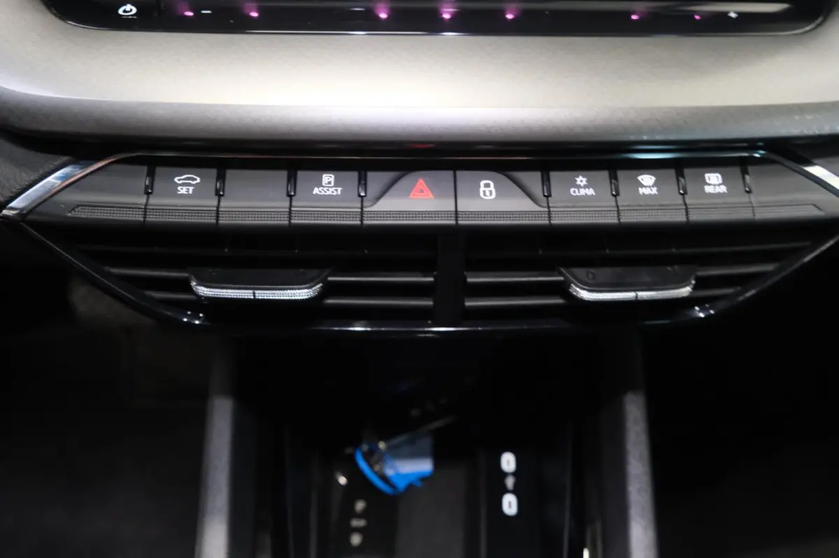 1.0 e-TSI Ambition Automaat - N.A.P. Airco, Cruise, PDC, Navi, Virtual display, Trekhaak.