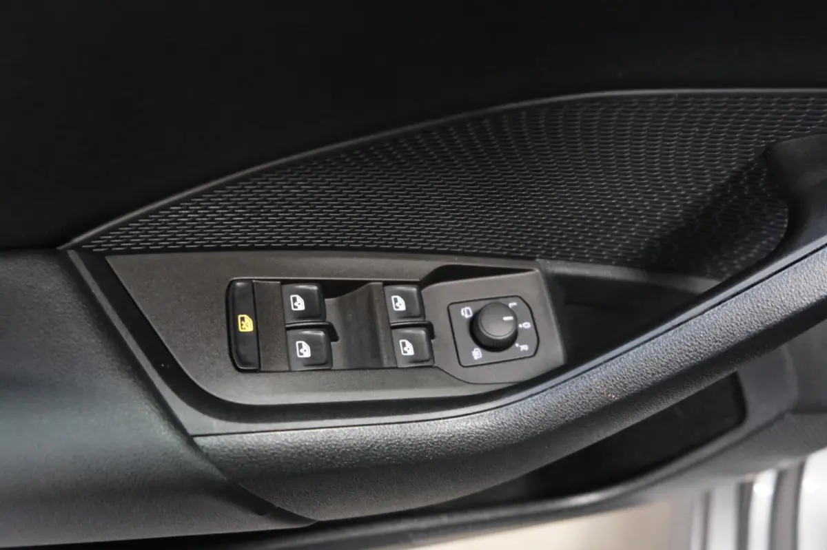 1.0 e-TSI Ambition Automaat - N.A.P. Airco, Cruise, PDC, Navi, Virtual display, Trekhaak.