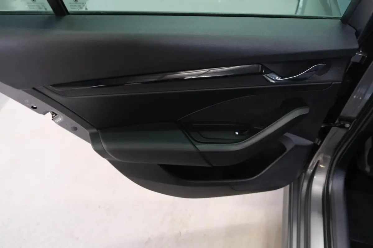1.0 e-TSI Ambition Automaat - N.A.P. Airco, Cruise, PDC, Navi, Virtual display, Trekhaak.