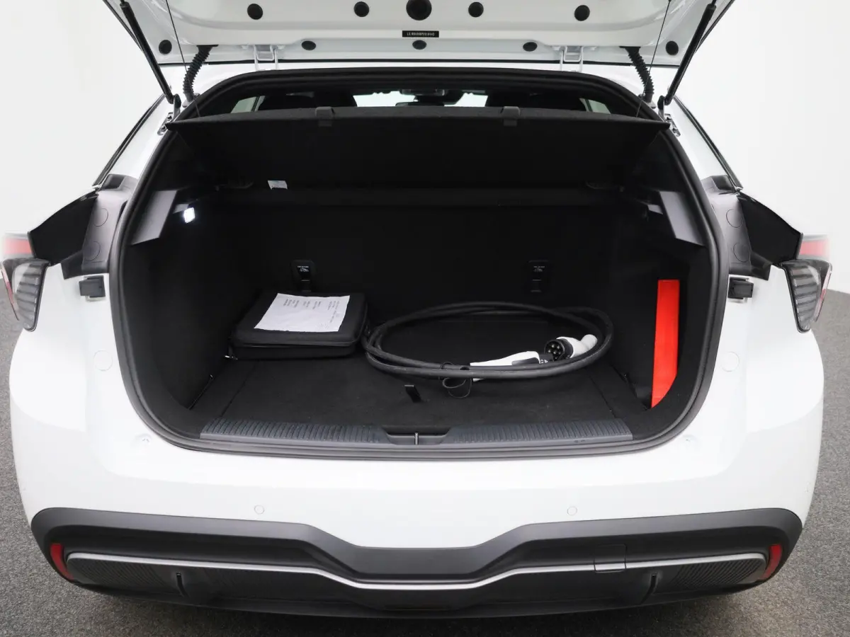 Long Range Luxury 64 kWh | WLTP 435 KM | Navigatie | 18"LMV | Achter Spoiler | Apple Carplay | ACC | ECC | DAB+ | Stoel + Stuur verwarming | BTW Auto |